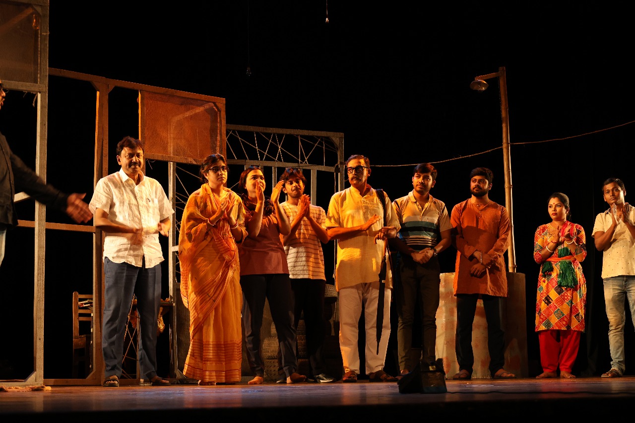 নৈহাটির ব্রাত্যজনের পরিবেশনায় দায়বদ্ধ নাটকটির ৩১ তম মঞ্চস্থ হলো মধুসূদন মঞ্চে।